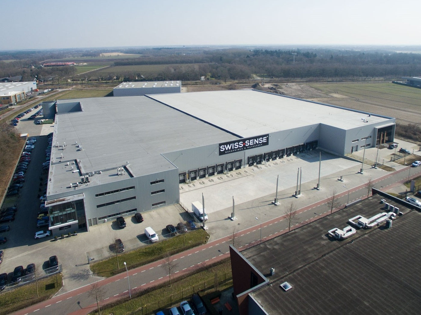 Luchtfoto van het hoofdkantoor en distributiecentrum van Swiss Sense in Uden